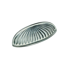 Vintage Scalloped Cup Pull